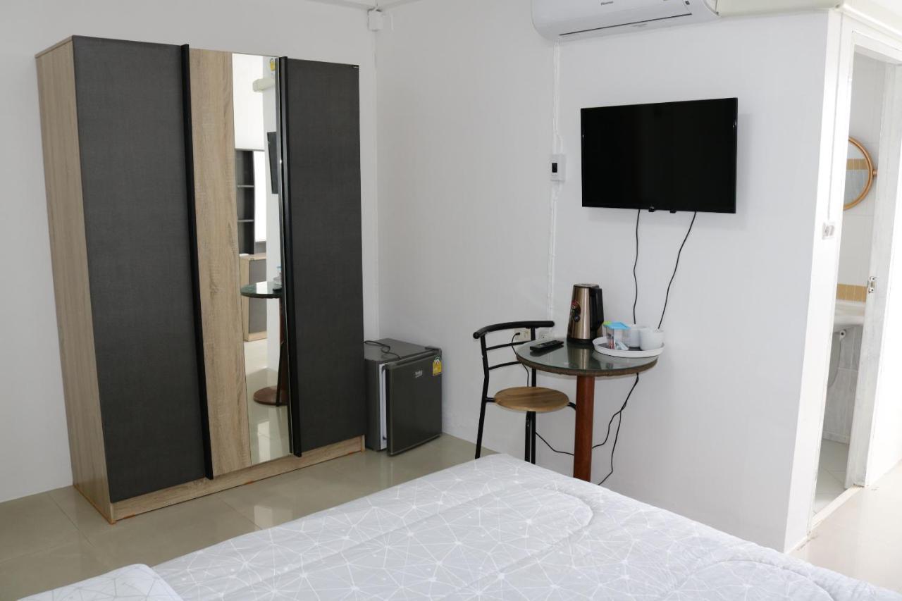 Cafe Nana Hotel Nong Prue Bagian luar foto